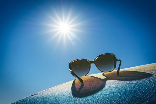 Comment choisir des lunettes de soleil adaptées à un visage en forme de cœur?