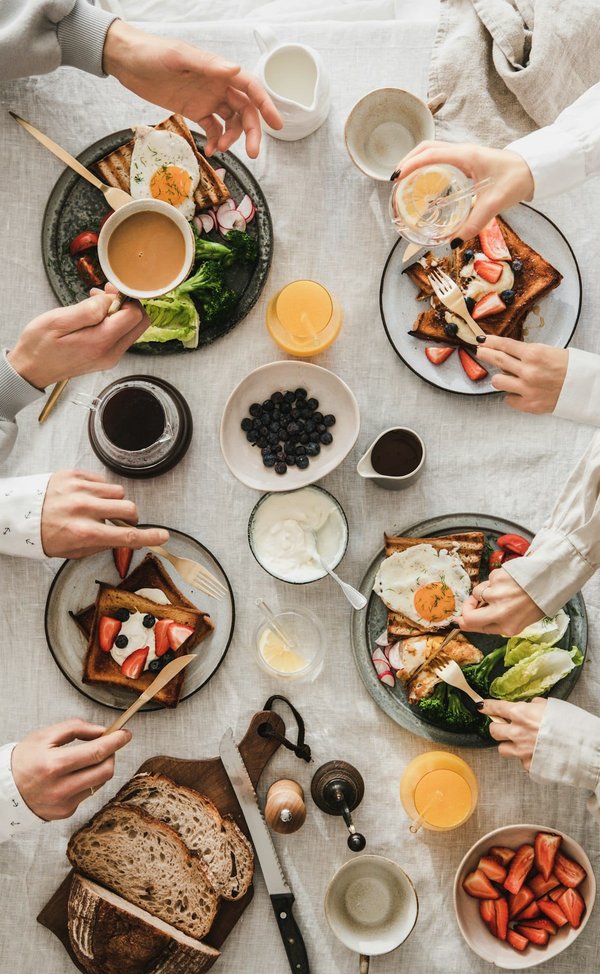 Comment choisir des vêtements adaptés pour un brunch d'été en ville?