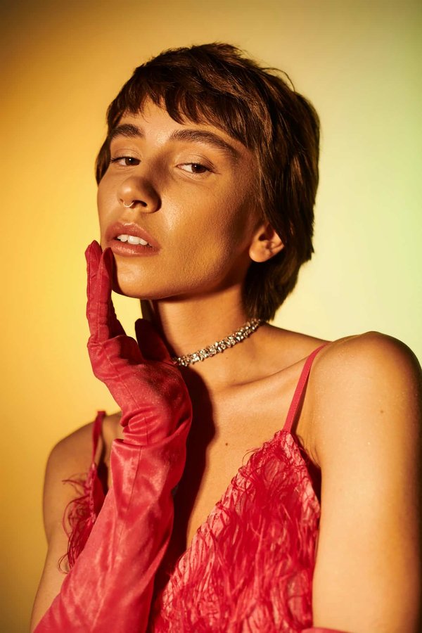 Comment incorporer des accessoires en perle dans une tenue professionnelle sans être trop formelle?