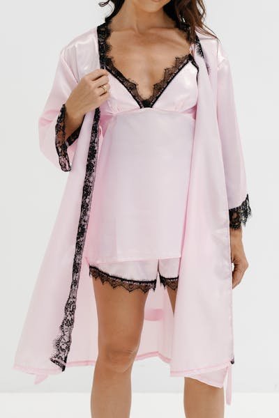 Plongez dans le luxe : le peignoir satin femme incontournable